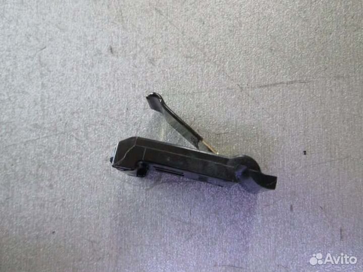 Пружинка лючка бензобака Toyota