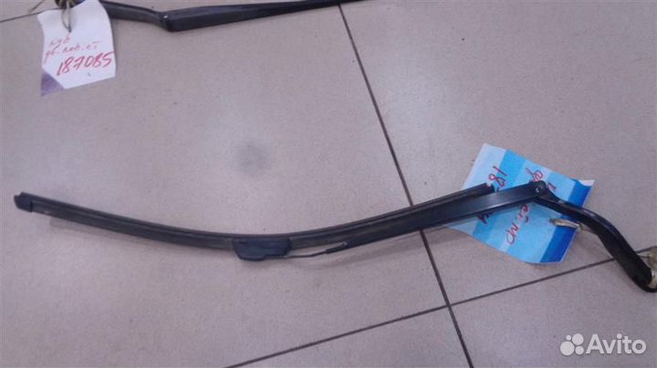 Поводок стеклоочистителя передний правый Nissan C