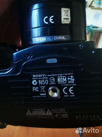 Зеркальный фотоаппарат с профессиональной вспышкой