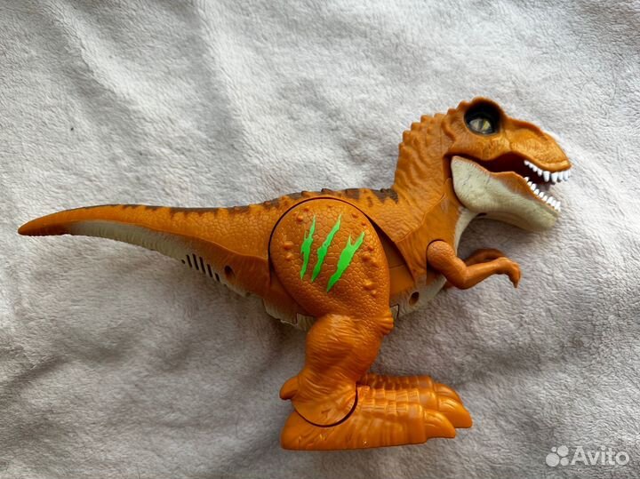 Динозавр ходит