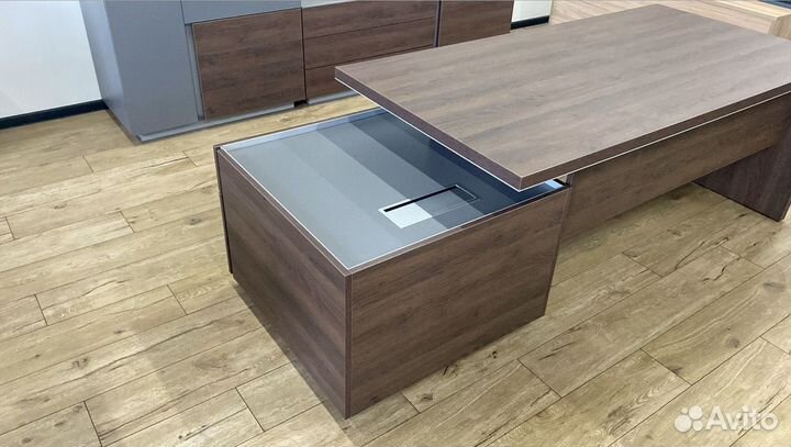 Стол рукводителя с опорной тумбой