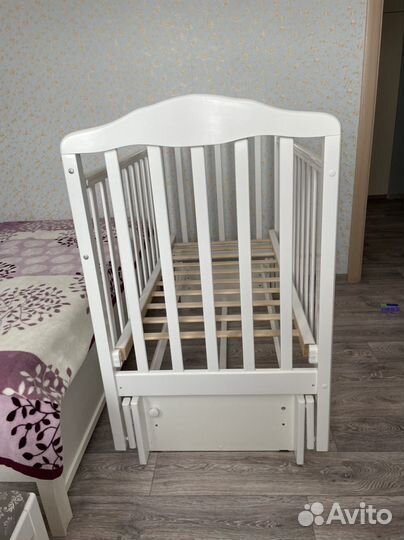 Детская кроватка с маятником