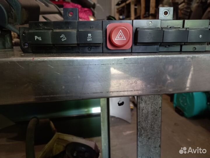 Кнопка аварийной сигнализации Opel Antara