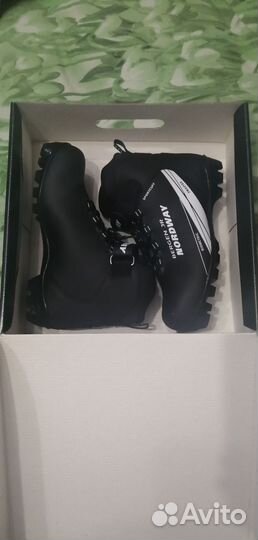 Лыжные ботинки и лыжи