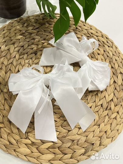 Банты белые девочке для волос на резинке