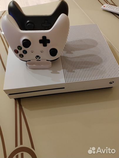 Xbox one s 1tb с 2 геймпадами+игры