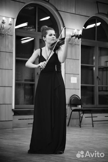 Скрипачка на праздник