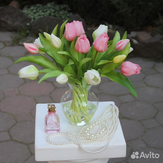 Силиконовые тюльпаны в вазе с имитацией воды