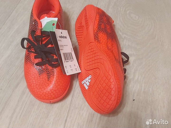 Кроссовки Adidas 35 размер на мальчика футзал