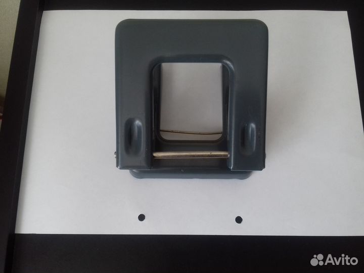 Дырокол металлический на 2 отверстия