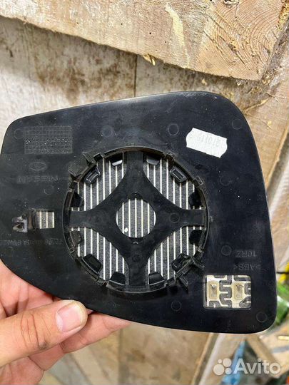 Зеркальный элемент и значок