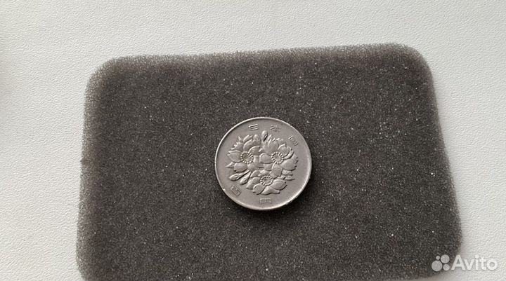 Монета 100 йен времён императора Хирохито