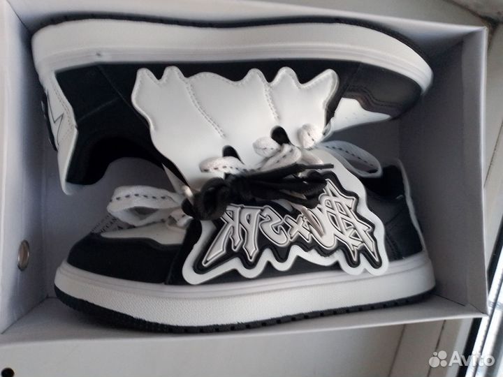 Кроссовки женские