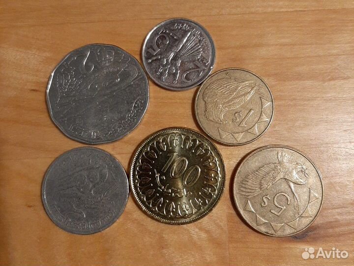 Монеты и банкноты из более, чем 100 стран, большая