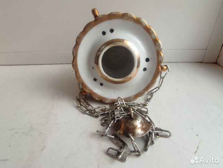 Старинная лампада с подвесом на цепочке, фарфор