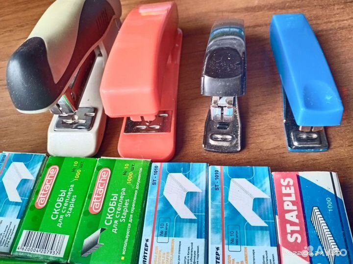 Для школы степлеры,скрепки,закладки для книг