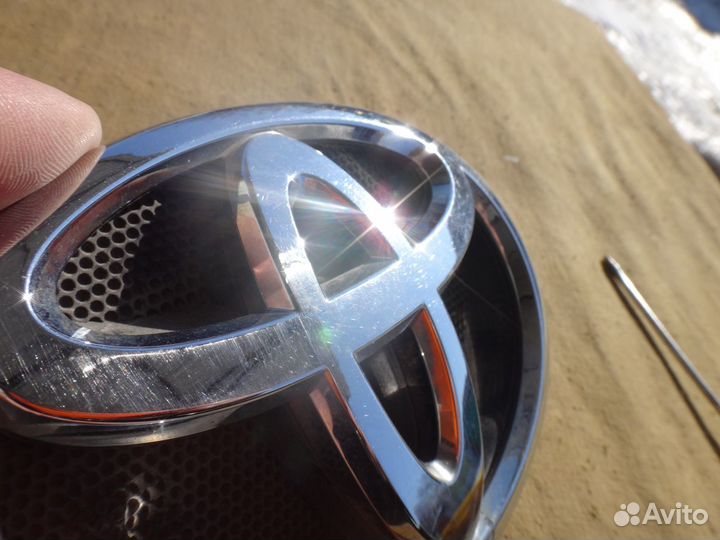 Камри эмблема передняя Camry V50 2015-2017