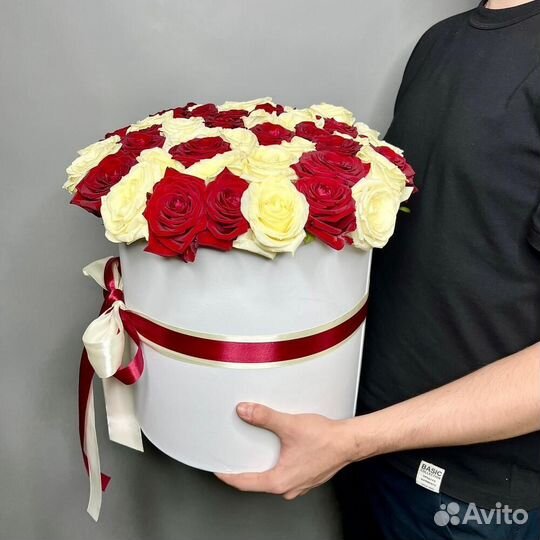 Букет из 51 крупной красной и белой розы в шляпной