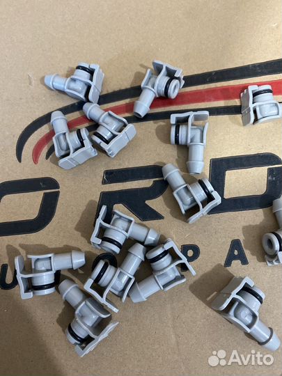 Штуцер соединения форсунки омывателя Toyota Camry