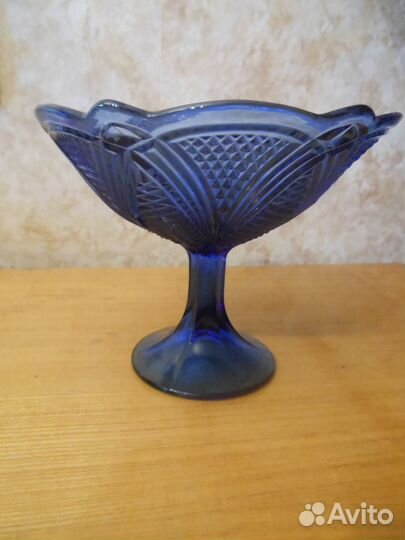 Ваза для фруктов на ножке