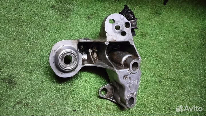 Кронштейн двигателя правый Audi A4 B7