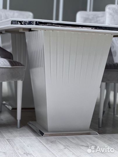 В наличии стол