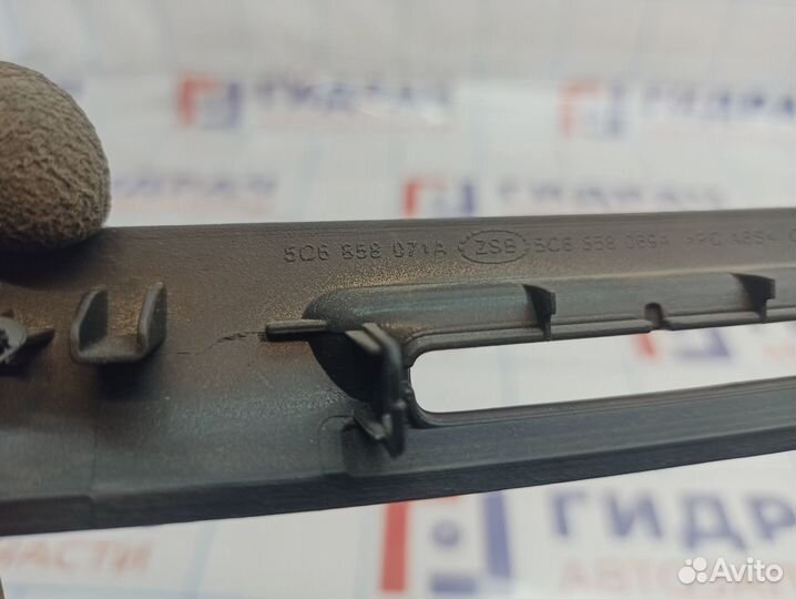 Рамка магнитолы Volkswagen Jetta (A6) 5C6858069A1QB