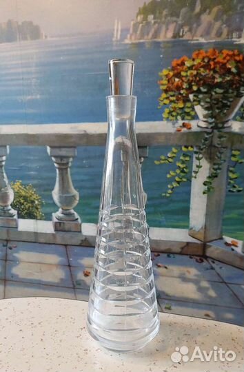 Хрустальный графин и рюмки