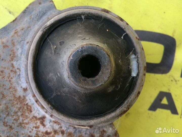 Передний левый рычаг Opel Corsa D