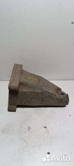 Кронштейн двигателя правый Mercedes W204 m271