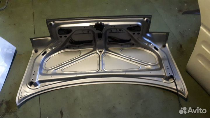 Крышка багажника Toyota Sprinter 100