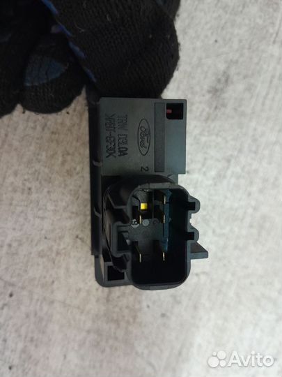 Кнопка аварийной сигнализации Mazda Tribute I (200