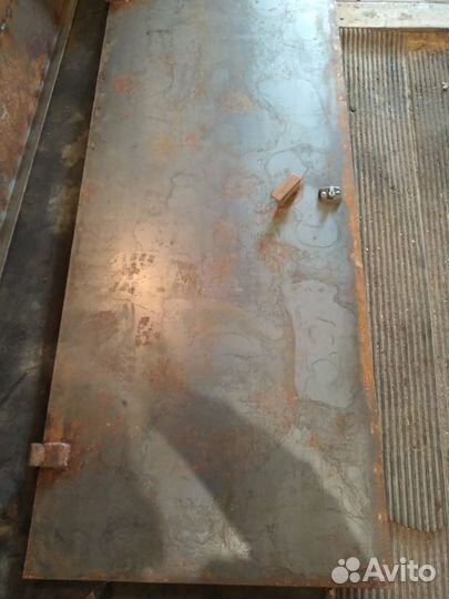 Железная дверь с ограждением