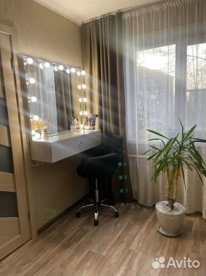 Гримерное зеркало с подвесной тумбой