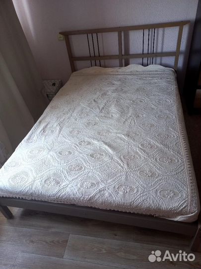 Кровать
