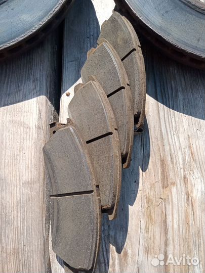 Продаю диски тормозные и колодки к ним