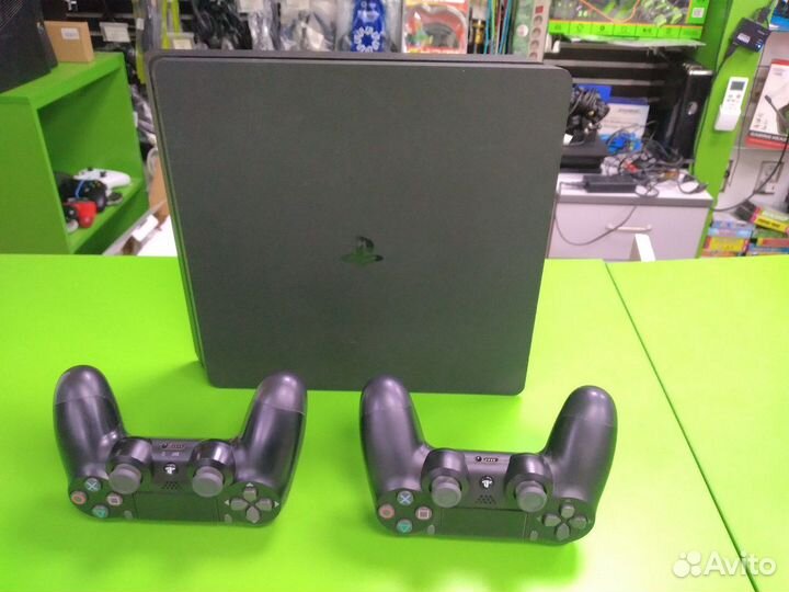 PlayStation 4 Slim 500GB с двумя геймпадами
