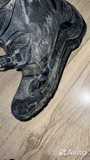 Ботинки для мотокросса и наколенники