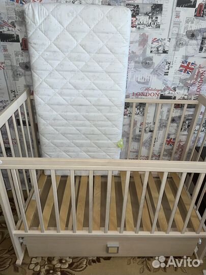 Детская кровать с маятником