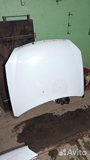 Капот на priora белый