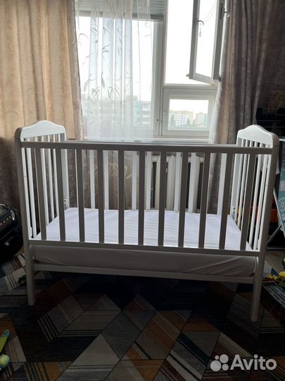Детская кроватка с маятником и матрасом