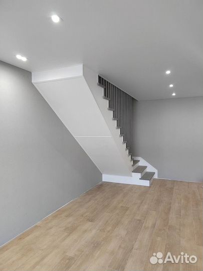 Лестница из ясеня на металлическом каркасе