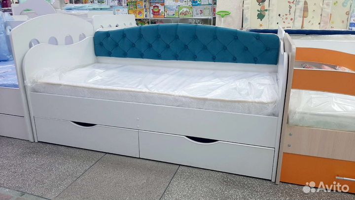 Детская кроватка с бортиками (новая)