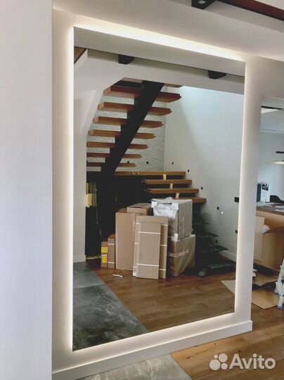 Зеркало в раме с подсветкой