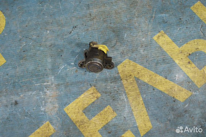 Личинка замка багажника Toyota Avensis