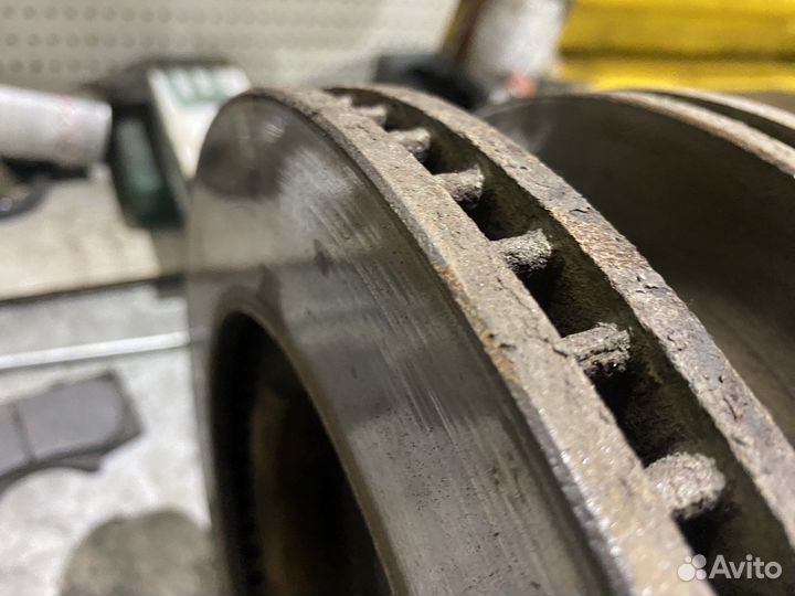 Диски тормозные передние Mitsubishi Pajero 2009