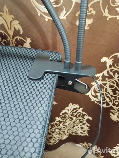 Настольная лампа с держателем для телефона