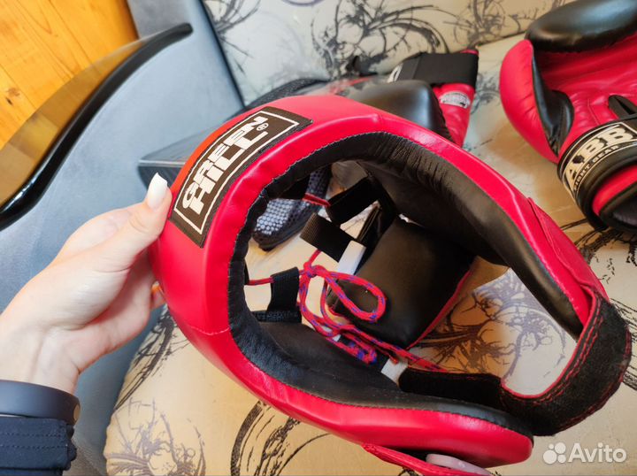 Боксерские перчатки и шлем