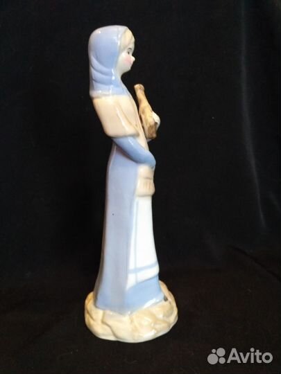 Фарфоровая статуэтка Девушка с мандолиной (лютней)