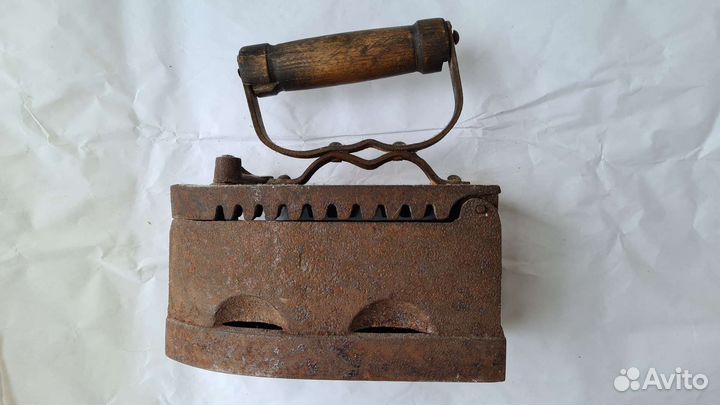 Старинный угольный утюг